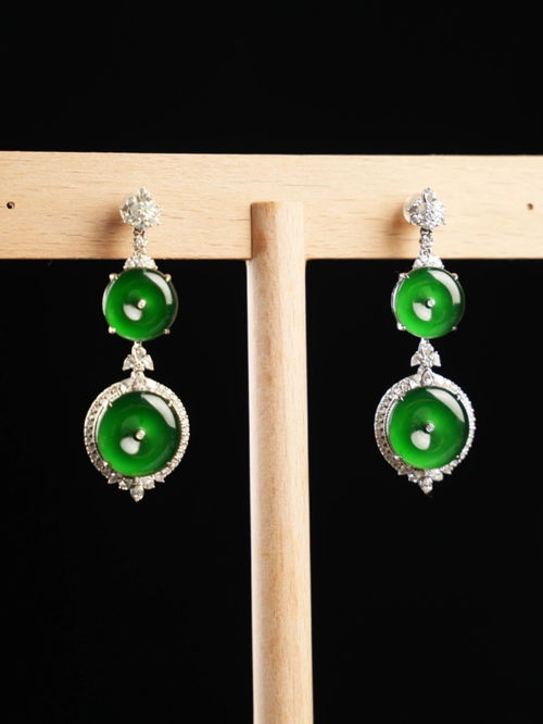 翡翠蛋面耳環(huán) 以精致典雅，雕琢耳畔的東方韻味